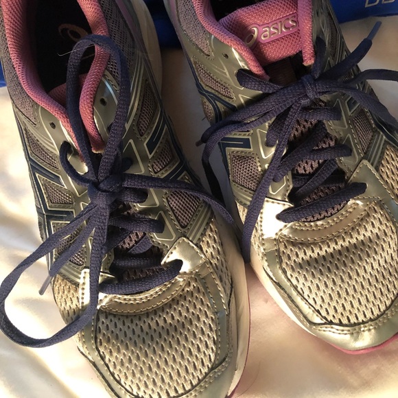 EUC ASICS - Picture 2 of 2